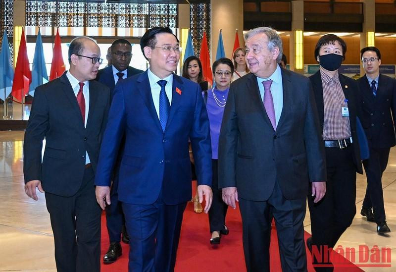 Vuong Dinh Hue y António Gutteres en el encuentro.